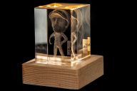 Gros plan sur la gravure laser haute définition d'une figurine 3D dans un bloc de cristal montrant la précision des détails | © MadCityZen